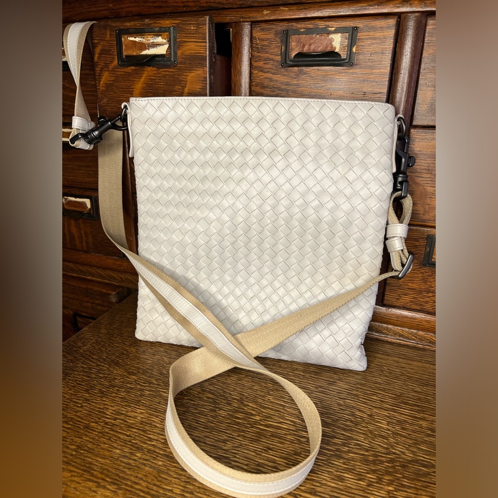 Pre Loved Bottega Veneta Leather Intrecciato Crossbody Ivory Crossbody